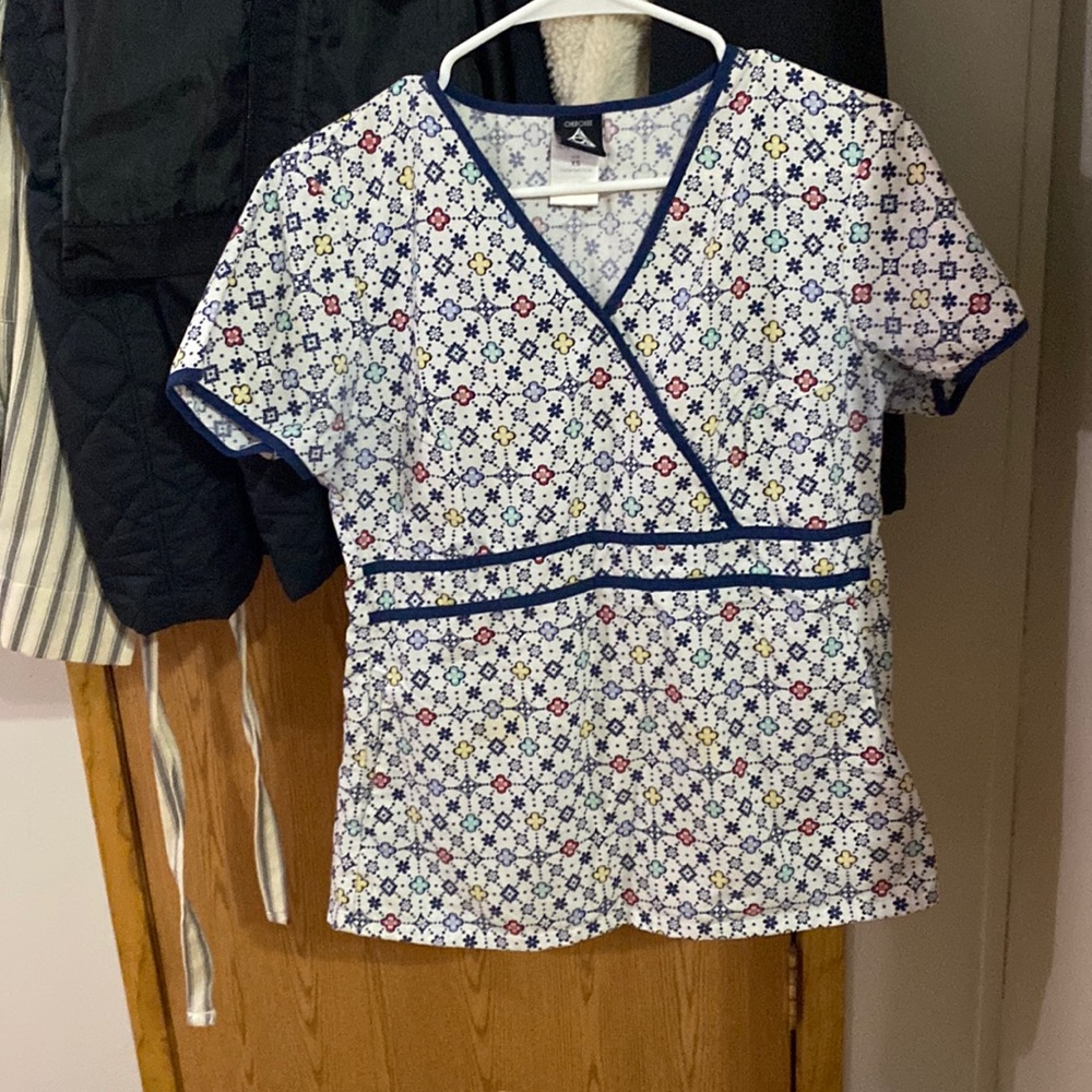 Floral xs Cherokee scrub top